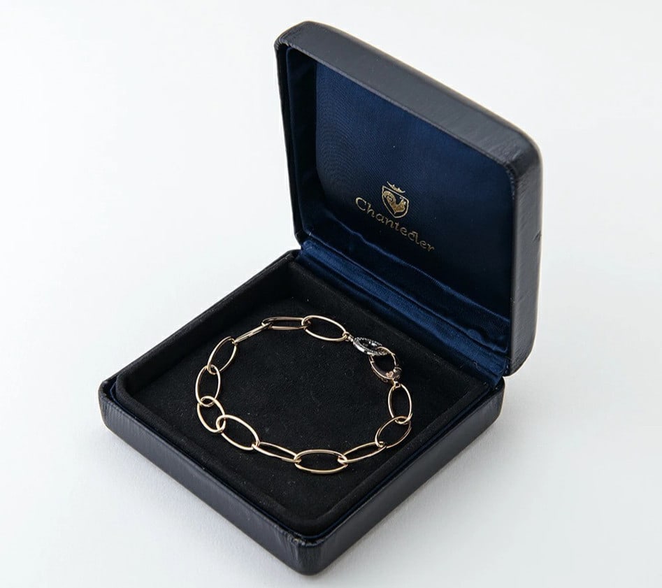 Chantecler Rooster Logo Motif 18k Rose Gold Diamond Bangle (9.9g): Chantecler Rooster Logo Motif 18k Rose Gold Diamond Bangle (9.9g) Elevate your style with the Chantecler Rooster Logo Motif 18k Rose Gold Diamond Bangle, a stunning piece of handmade jewelry that comb