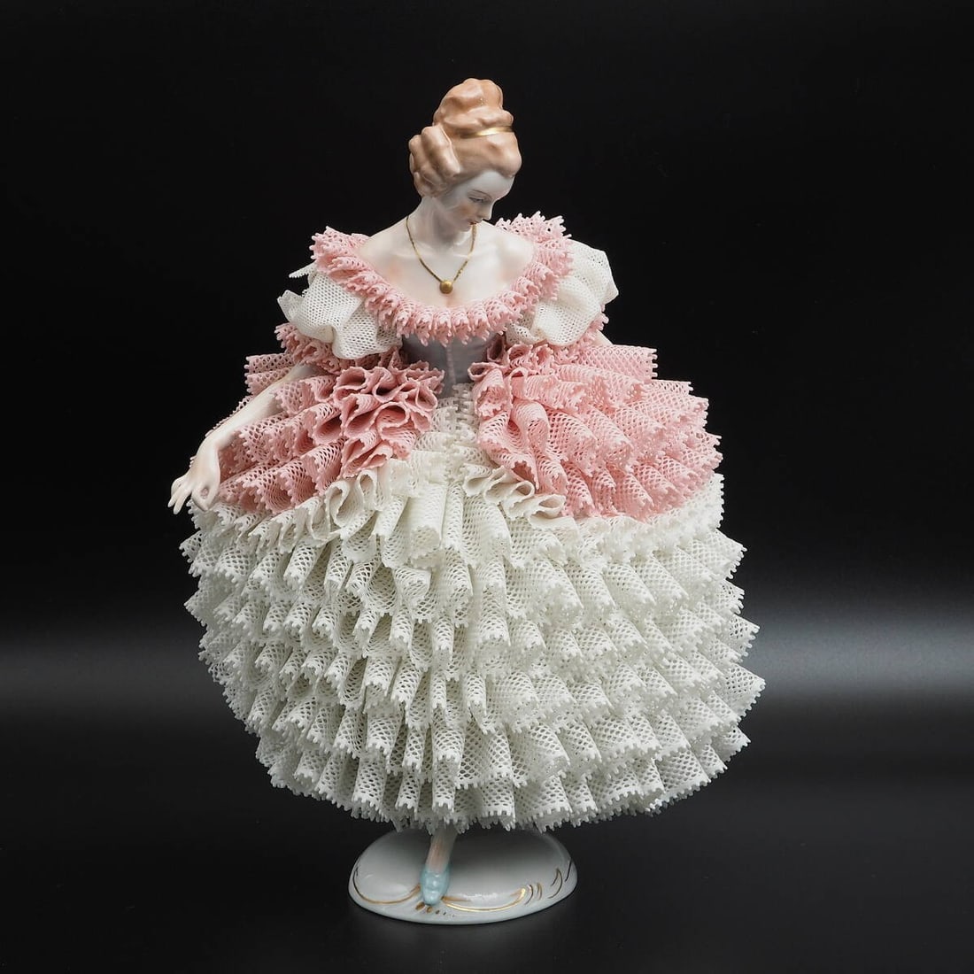 Sitzendorf Lace Doll Porcelain Luxury Figurine Antique Germany Collectible: Sitzendorf Lace Doll Porcelain Luxury Figurine Antique Germany Collectible A stunning Sitzendorf porcelain luxury figurine, crafted with exceptional attention to detail and featuring intricate lace pa