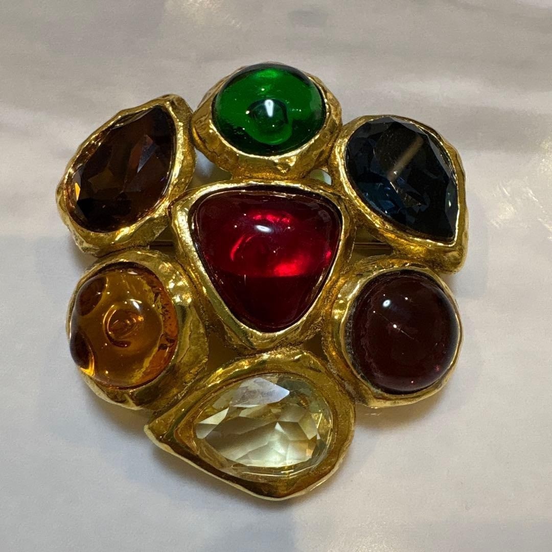 Vintage Chanel 2.6 Multicolored Gripoix Pin Brooch: Vintage Chanel 2.6 Multicolored Gripoix Pin Brooch A stunning vintage Chanel brooch, this 2.6 Multicolored Gripoix Pin is a true gem of French elegance. Its intricate gold metalwork and vibrant multic