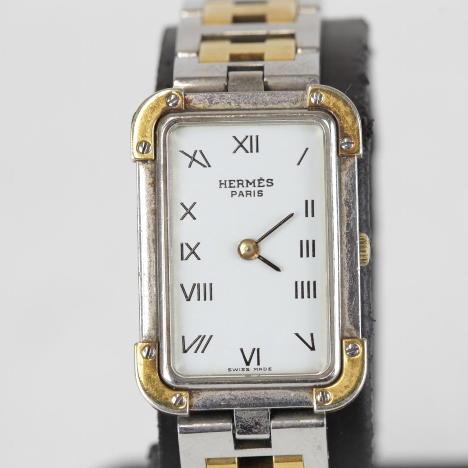 Wristwatch Hermes: Wristwatch Hermes A pre-owned Hermes wristwatch, boasting an elegant 18mm case and sleek design, perfect for adding a touch of sophistication to any outfit. With its classic style and timeless appeal,