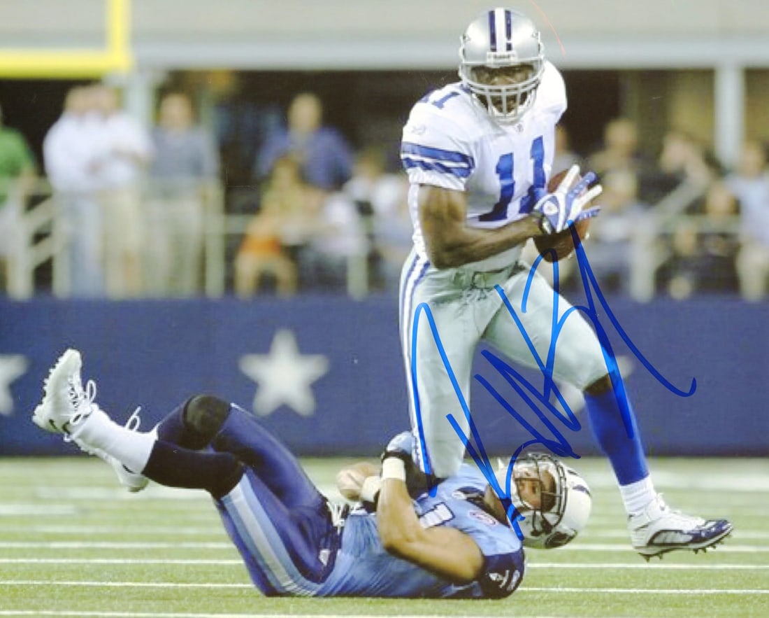 Photo Roy Williams Autographed 8x10 Football: Photo Roy Williams Autographed 8x10 Football Get ready to own a piece of football history with this autographed 8x10 photo of Roy Williams, signed in blue sharpie across the front. A rare and unique