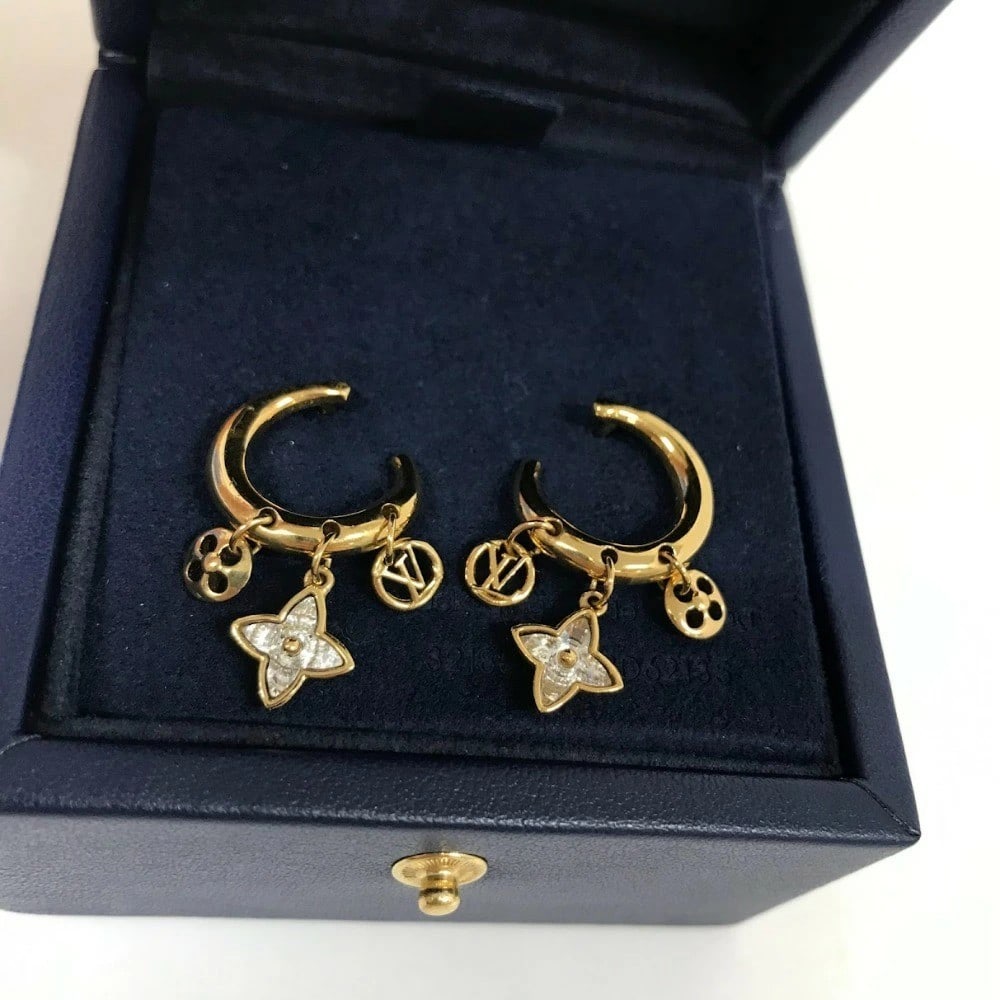 Box Louis Vuitton M00604 Bookle Doreil My Blooming Strass Earrings with Original: Box Louis Vuitton M00604 Bookle Doreil My Blooming Strass Earrings with Original Elevate your style with these exquisite Louis Vuitton Bookle Doreil My Blooming Strass earrings, crafted from high-qual