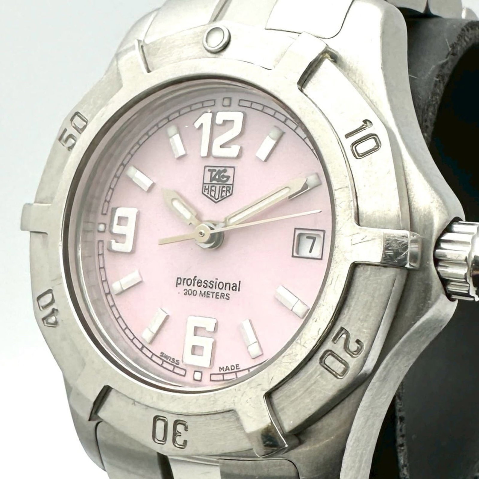 Wristwatch Tag Heuer: Wristwatch Tag Heuer A stunning pink Tag Heuer wristwatch, perfect for adding a touch of elegance to any outfit. With its sleek 28mm stainless steel case and matching band, this timepiece exudes sophi