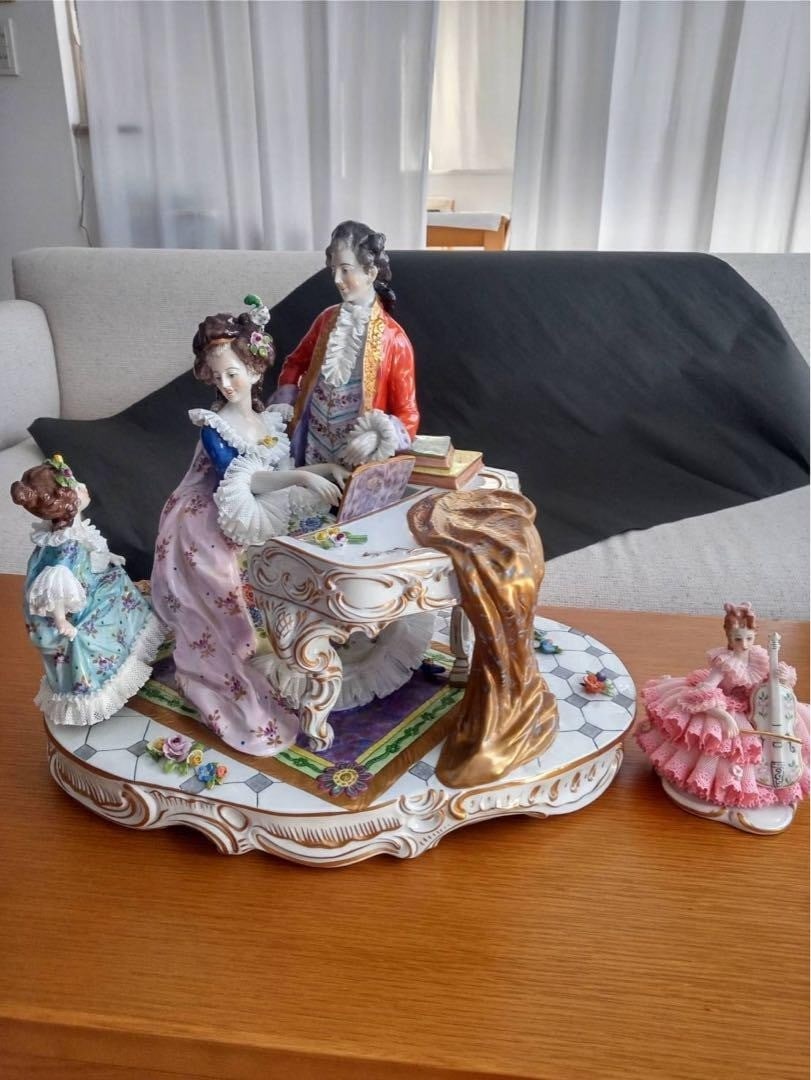 Dresden German Antique Porcelain Figurine - Rare Collectible: Dresden German Antique Porcelain Figurine - Rare Collectible A stunning Dresden German antique porcelain figurine, crafted with exceptional skill and attention to detail, boasts intricate design eleme