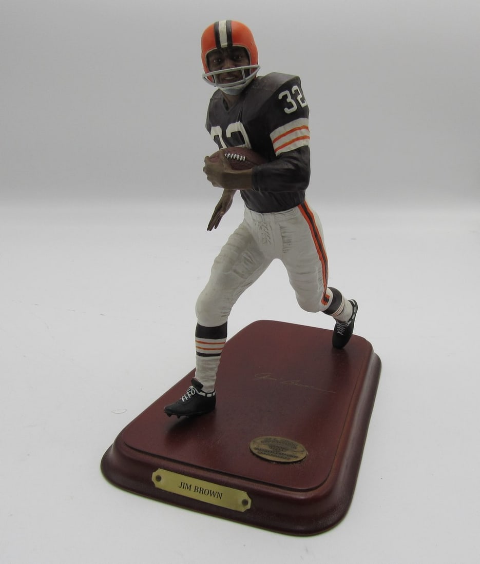 Cleveland Browns Jim Brown Danbury Mint Figurine: Cleveland Browns Jim Brown Danbury Mint Figurine Own a piece of NFL history with the Cleveland Browns Jim Brown Danbury Mint Figurine, an officially licensed collectible that showcases the legendary r