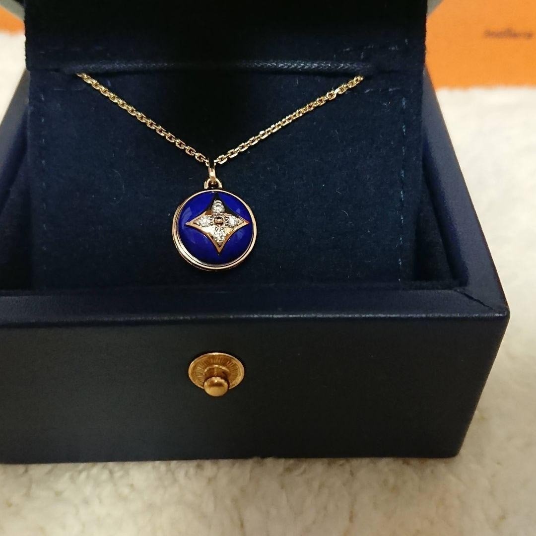 Necklace Louis Vuitton Pandatiff PM B Blossom Pendant Lapis Lazuli and Diamond: Necklace Louis Vuitton Pandatiff PM B Blossom Pendant Lapis Lazuli and Diamond Elevate your style with the iconic Louis Vuitton Pandatiff PM B Blossom Pendant, showcasing a stunning lapis lazuli blue