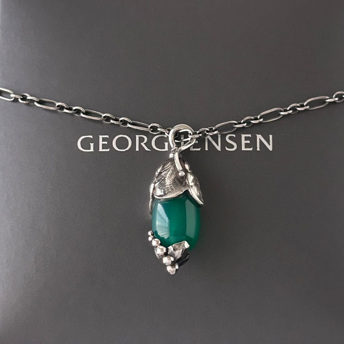Georg Jensen 2024 Green Agate Pendant Necklace - 17.3" with Original Box: Georg Jensen 2024 Green Agate Pendant Necklace - 17.3" with Original Box Elevate your style with the stunning Georg Jensen 2024 Green Agate Pendant Necklace, featuring a beautiful 17.3" sterling silve