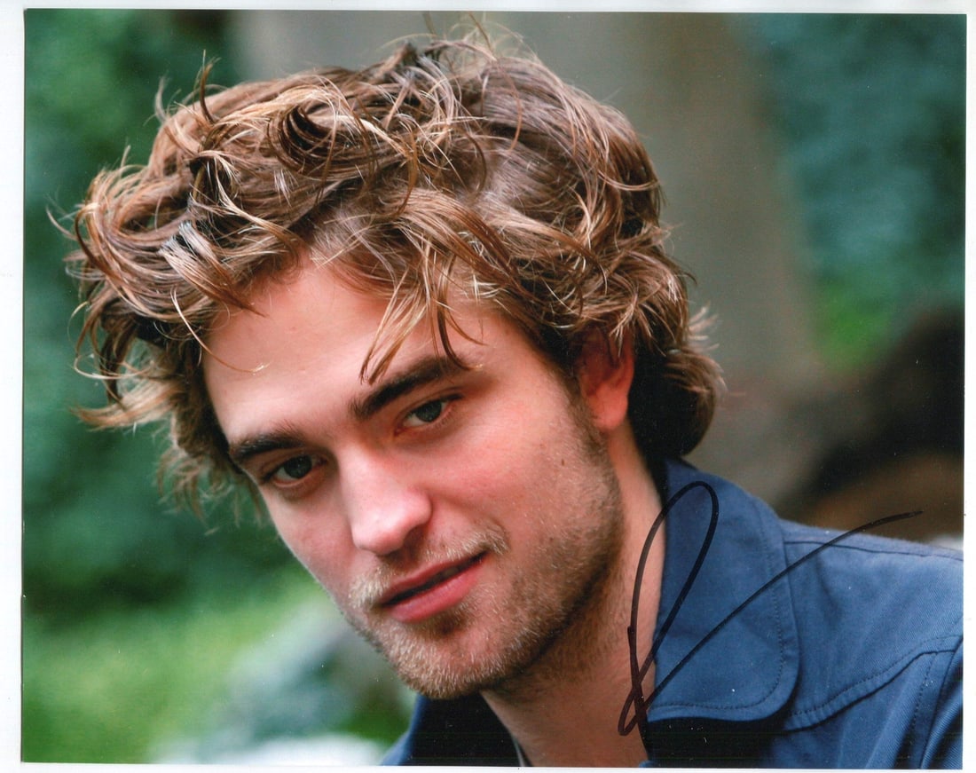 Photo Robert Pattinson Autographed 8x10: Photo Robert Pattinson Autographed 8x10 Get ready to own a piece of Twilight history with this stunning 8x10 photo of Robert Pattinson, signed in black sharpie by the actor himself. Authenticated by r