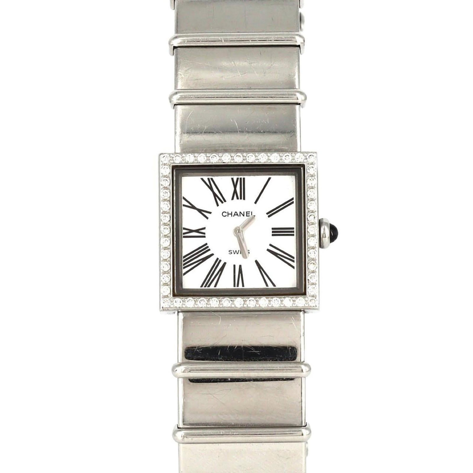 Wristwatch Chanel: Wristwatch Chanel A pre-owned Chanel wristwatch in stainless steel, boasting a sleek white dial and durable 22.5mm case, is up for grabs. With its classic design and robust materials, this timepiece e