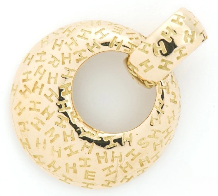 Hermes 18k Yellow Gold Pendant with Random Logo Top Necklace and Charm: Hermes 18k Yellow Gold Pendant with Random Logo Top Necklace and Charm Elevate your style with this exquisite 18k yellow gold pendant, adorned with a charming random logo top design that adds a touch