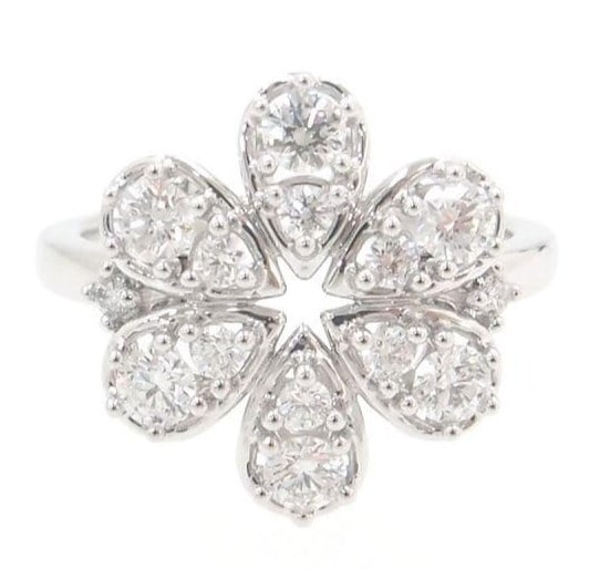 Paper Chopard L'Heure du Diamant 18k White Gold Diamond Flower Ring with Box: Paper Chopard L'Heure du Diamant 18k White Gold Diamond Flower Ring with Box Experience the timeless elegance of Chopard's iconic L'Heure du Diamant collection in this stunning 18k white gold diamond