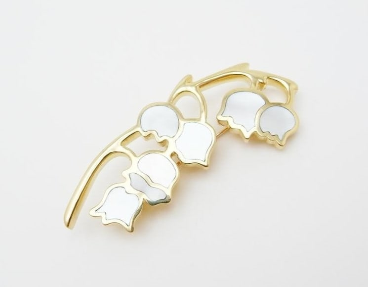 Brooch Vintage Tiffany & Co 18k Yellow Gold MOP Lily of the Valley Flower Pin: Brooch Vintage Tiffany & Co 18k Yellow Gold MOP Lily of the Valley Flower Pin Elegant and timeless, this vintage Tiffany & Co brooch is a true gem for any occasion. Set in 18k yellow gold with a beaut