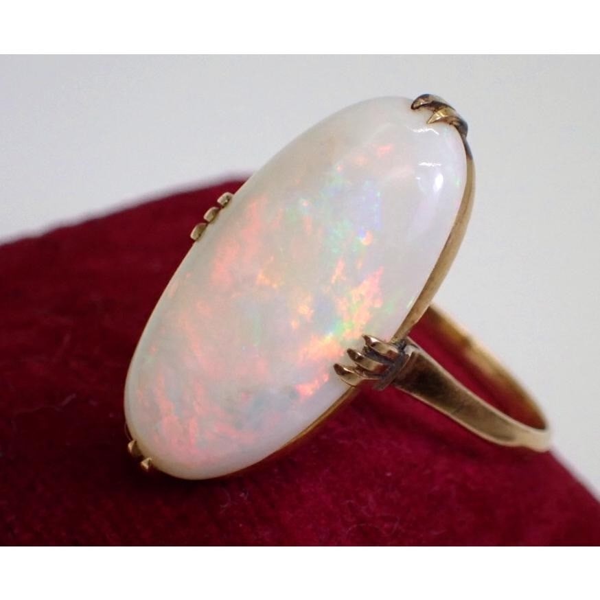 Vintage 18k Gold Senbon Sukashi Opal Handmade Retro Antique Ring: Vintage 18k Gold Senbon Sukashi Opal Handmade Retro Antique Ring Elevate your style with this stunning vintage 18k gold ring, boasting an oval-cut multicolor opal surrounded by intricate details and a