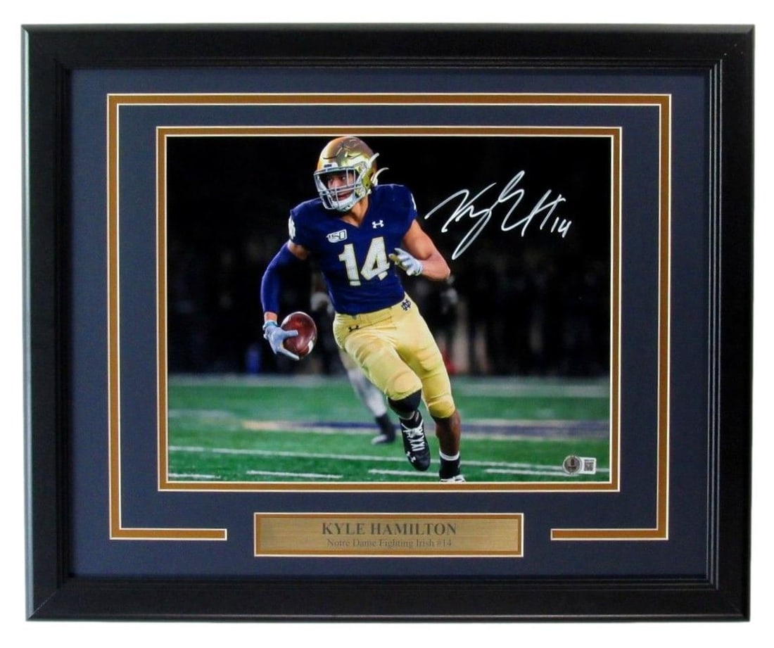 203761 Kyle Hamilton Autographed 11x14 Photo Notre Dame Framed Beckett: 203761 Kyle Hamilton Autographed 11x14 Photo Notre Dame Framed Beckett Get ready to showcase your Notre Dame pride with this incredible autographed photo of Kyle Hamilton, signed by the talented defen