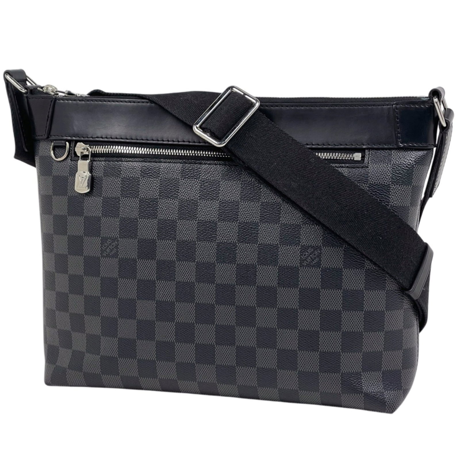 Louis Vuitton Damier Graphite Messenger Bag: Louis Vuitton Damier Graphite Messenger Bag Own the timeless elegance of Louis Vuitton with this iconic Damier Graphite Messenger Bag, boasting the classic black color and distinctive Damier pattern