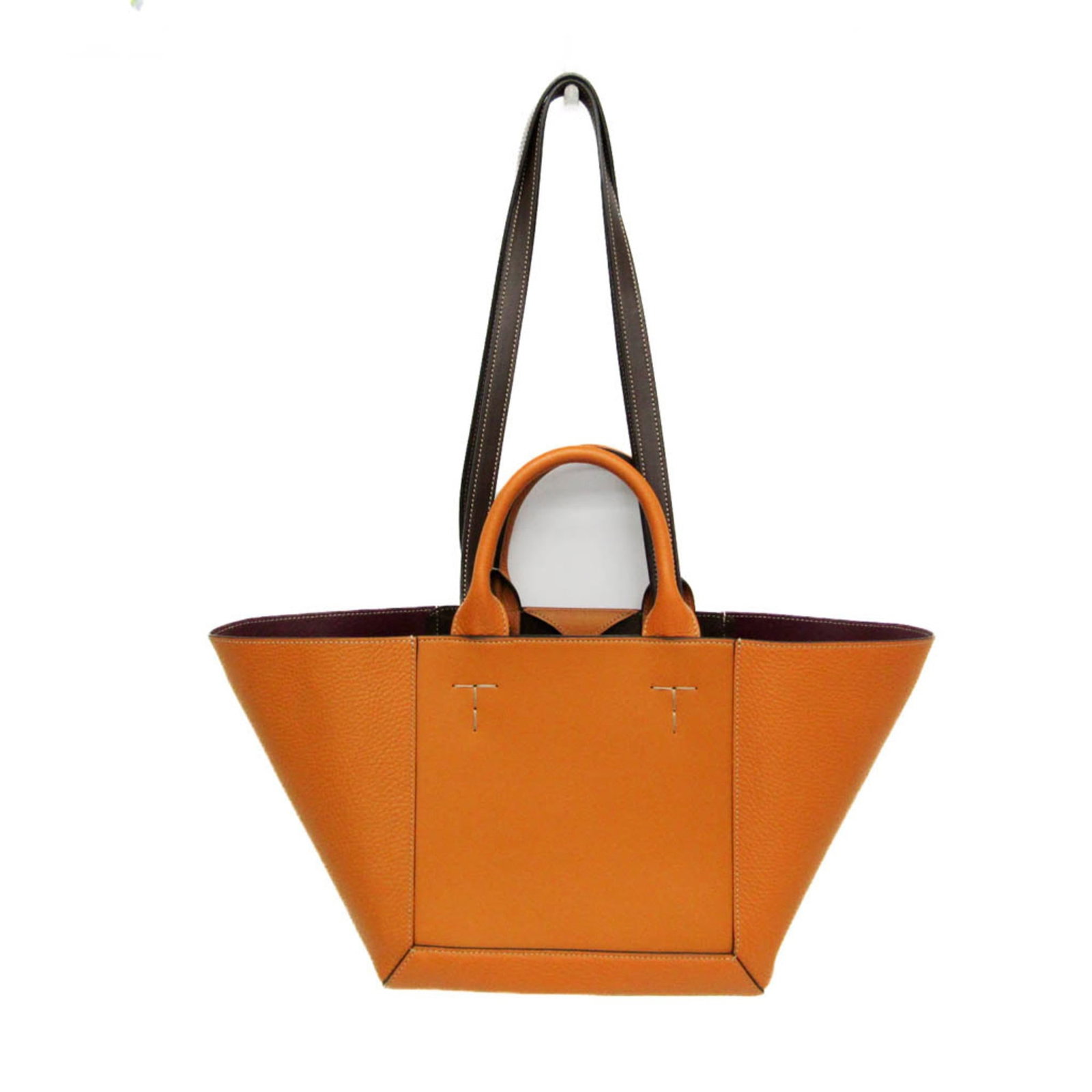 Tod's leather shoulder bag: Tod's leather shoulder bag Elevate your style with this pre-loved Tod's leather shoulder bag, boasting rich camel and dark brown hues that exude sophistication. With its sturdy metal fasteners,