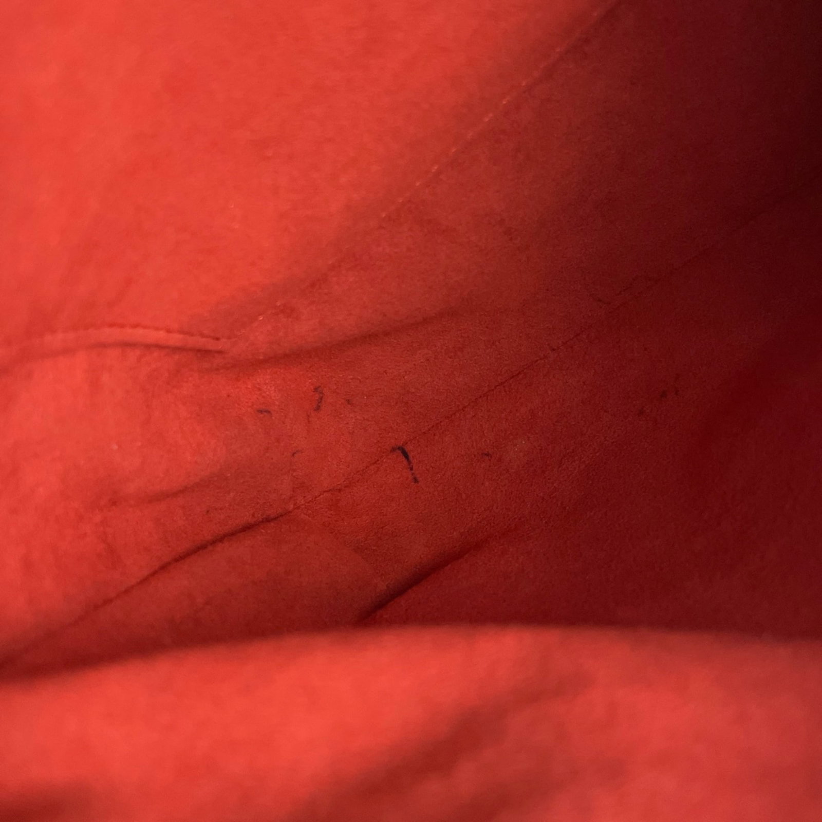 Louis Vuitton is a shoulder bag. - 7