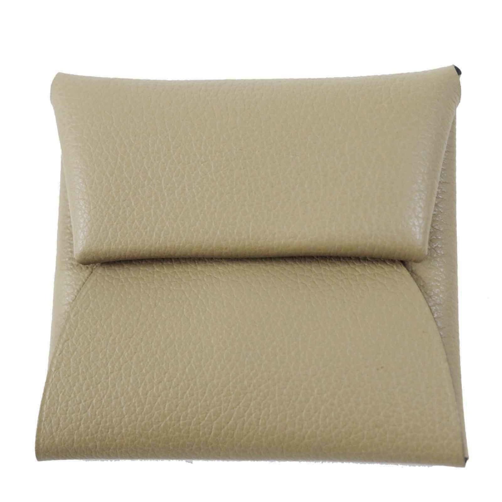 Evercalf leather coin purse from Hermes.: Evercalf leather coin purse from Hermes. A beautifully crafted Evercalf leather coin purse from the iconic French fashion house Hermes, this exquisite beaded beige bag is a testament to timeless