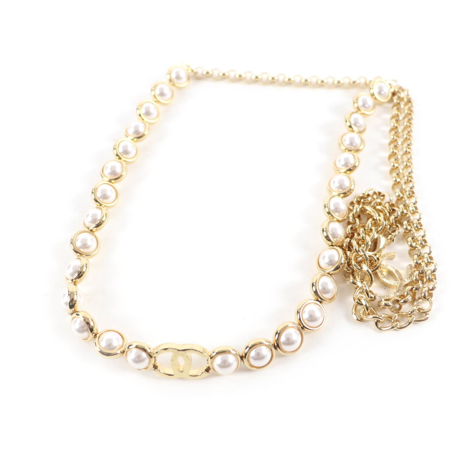 Chanel chain is a belt.: Chanel chain is a belt. Elevate your style with the iconic Chanel chain belt, boasting a sleek white finish and slender 1.9cm width that adds a touch of sophistication to any outfit. Its durable