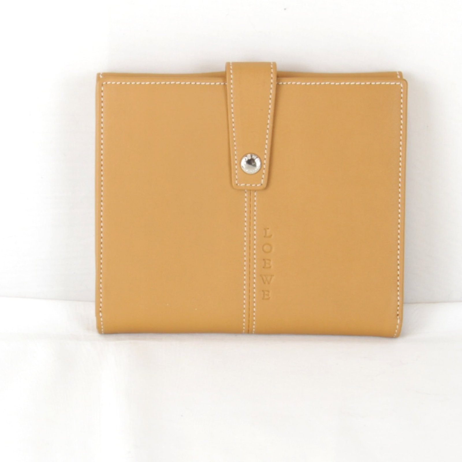 Loewe Wallet (Bi-Fold) Leather: Loewe Wallet (Bi-Fold) Leather A pre-owned Loewe bi-fold leather wallet in rich brown, boasting the iconic Spanish brand's signature craftsmanship and timeless design. With its sturdy 1.5cm thickness