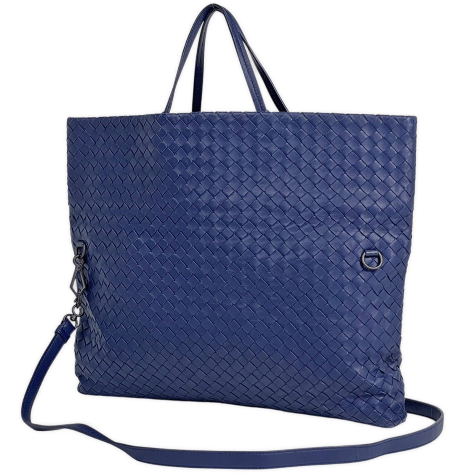 Bottega Veneta leather shoulder bag: Bottega Veneta leather shoulder bag A stunning Bottega Veneta leather shoulder bag in a beautiful blue hue, this timeless piece boasts the signature intrecciato woven leather detail that has become