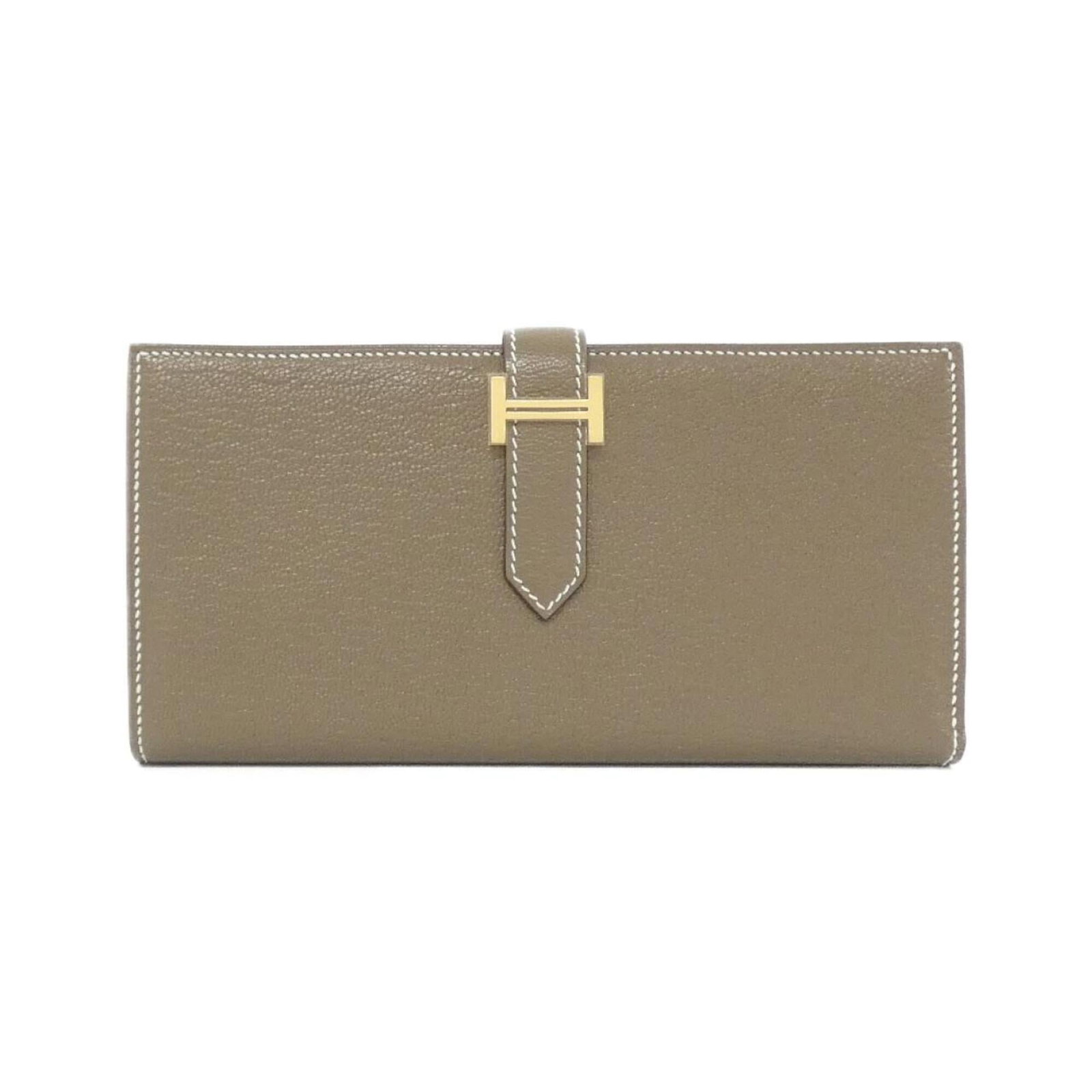 Hermes long bi-fold chevre leather wallet: Hermes long bi-fold chevre leather wallet A pre-owned Hermes long bi-fold wallet in luxurious chevre leather, boasting a timeless design that exudes sophistication and elegance. With its classic etoup