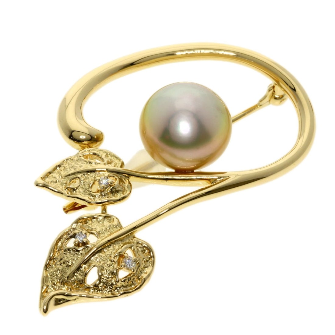 TASAKI K18 Yellow Gold Pearl Brooch: TASAKI K18 Yellow Gold Pearl Brooch Elevate your style with the TASAKI K18 Yellow Gold Pearl Brooch, a stunning piece of jewelry that showcases exceptional craftsmanship and attention to detail. This