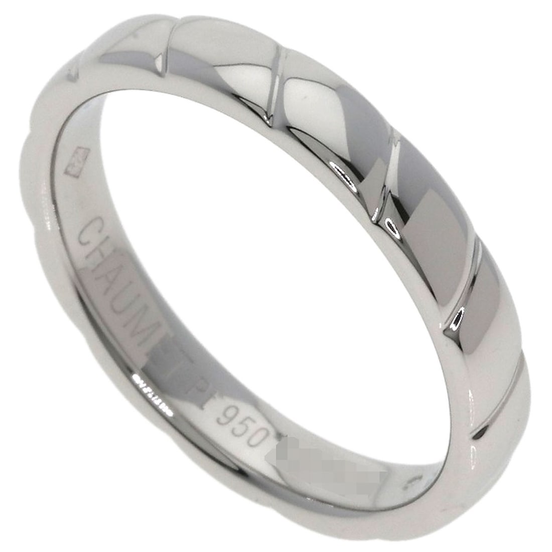 Chaumet Torsade Ring Platinum PT950: Chaumet Torsade Ring Platinum PT950 Experience the timeless elegance of Chaumet with this stunning platinum ring, crafted from 950 pure metal and boasting a sleek, silver-toned exterior. With no