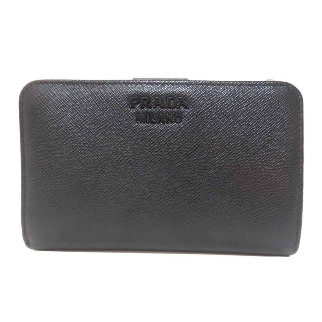 PRADA 1ml225 Bifold wallet with coin pocket Safiano lip charm: PRADA 1ml225 Bifold wallet with coin pocket Safiano lip charm Elevate your everyday style with the sleek and sophisticated PRADA 1ml225 Bifold wallet, crafted from premium Safiano material that
