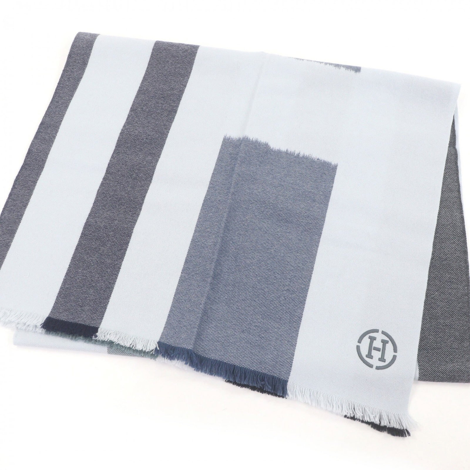 Hermes stole cashmere leather.: Hermes stole cashmere leather. Experience the epitome of luxury with this exquisite Hermes stole, crafted from sumptuous cashmere and rich leather. Measuring 74.01'' x 22.63'', it's the perfect