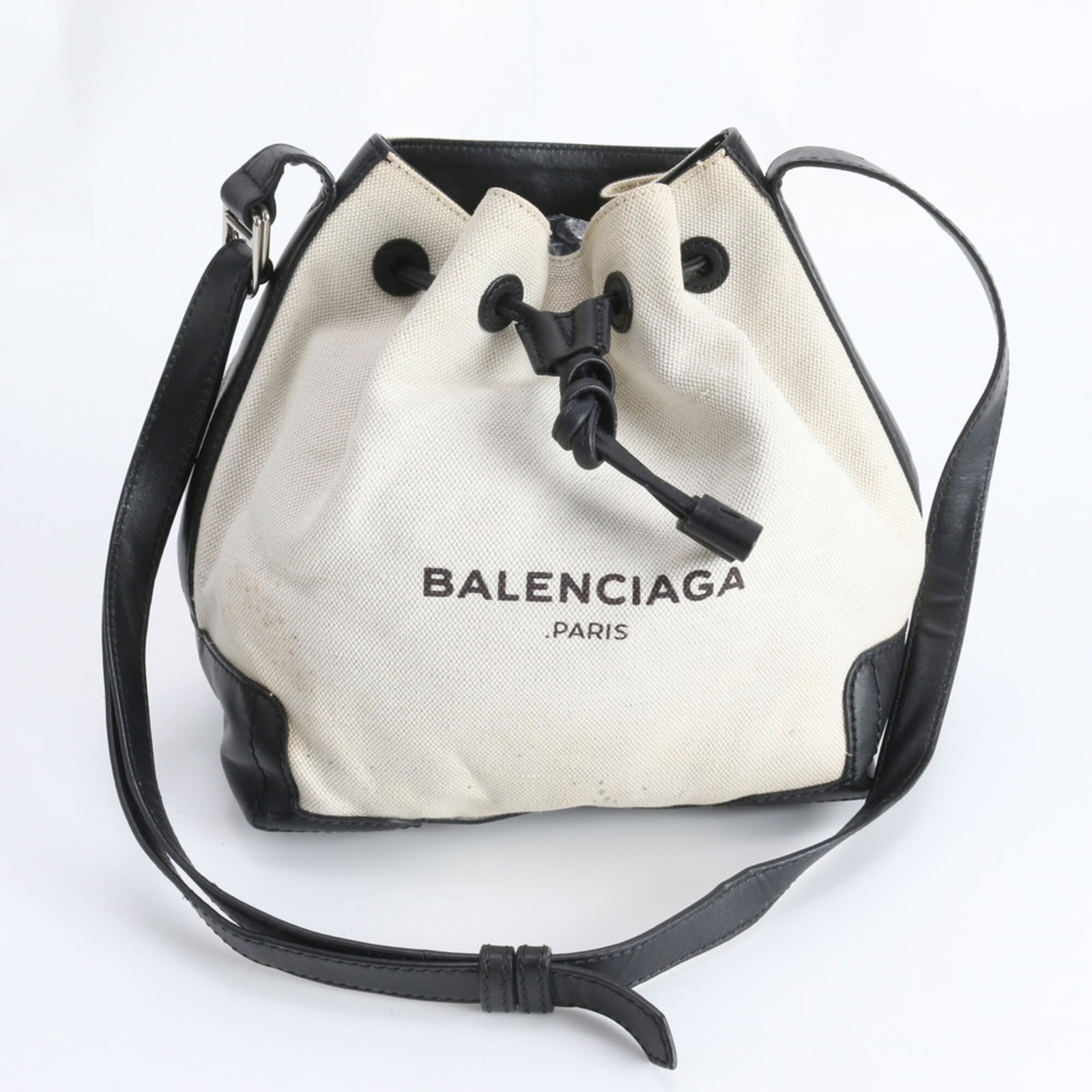Canvas bag from leather tote by Balenciaga: Canvas bag from leather tote by Balenciaga A pre-owned Balenciaga leather tote bag in beautiful beige and black hues, boasting a sturdy canvas interior and adjustable straps for a comfortable fit.