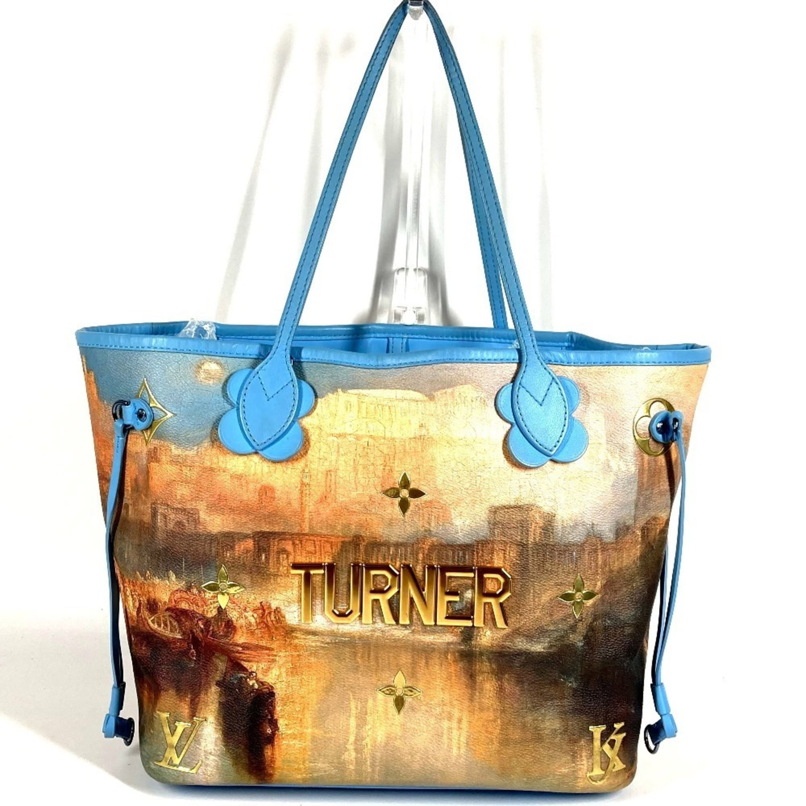 Leather coated canvas tote bag from Louis Vuitton: Leather coated canvas tote bag from Louis Vuitton A pre-owned Louis Vuitton tote bag in stunning blue, boasting the iconic monogram pattern and durable leather-coated canvas construction that has beco