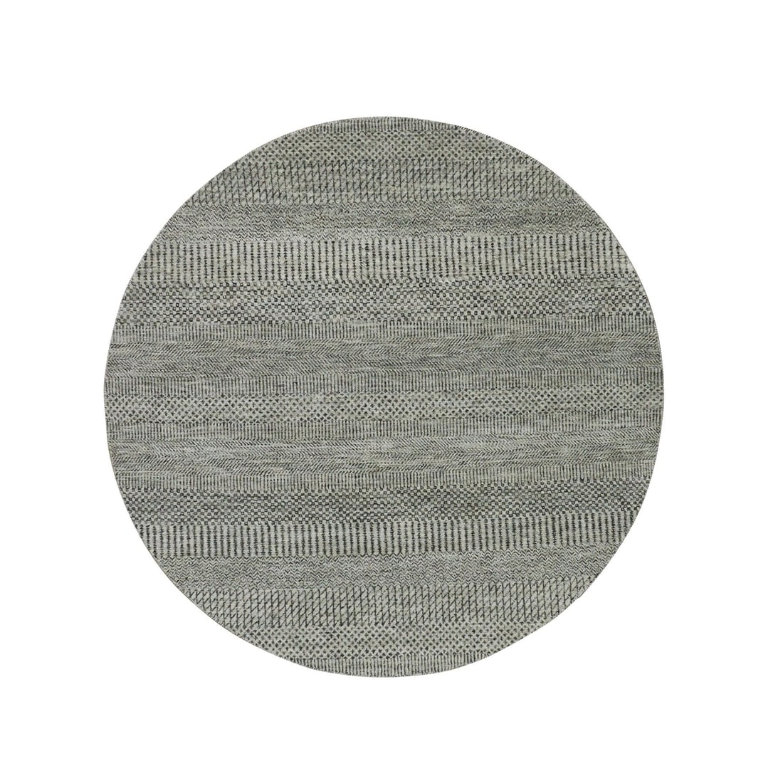 5'x5' Silver Gray Undyed Wool Hand Knotted Modern Grass Design Round Rug: 5'x5' Silver Gray Undyed Wool Hand Knotted Modern Grass Design Round Rug Experience the timeless elegance of Indian craftsmanship with this stunning 5x5' silver gray undyed wool hand-knotted modern