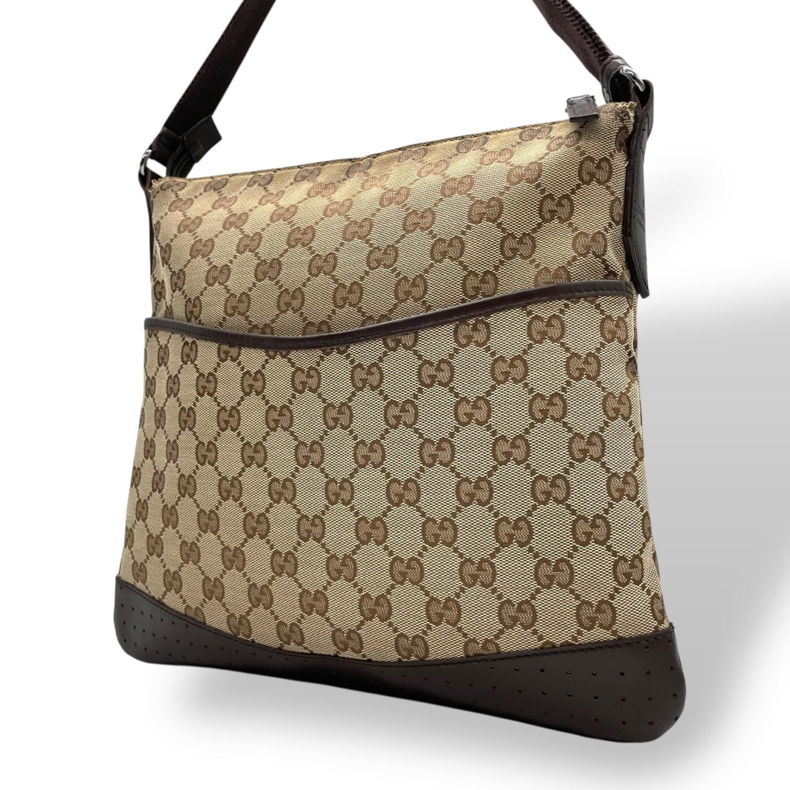 Gucci leather canvas shoulder bag: Gucci leather canvas shoulder bag A pre-owned Gucci leather canvas shoulder bag in rich brown, boasting a timeless design that exudes luxury and sophistication. With its durable GG Canvas and supple