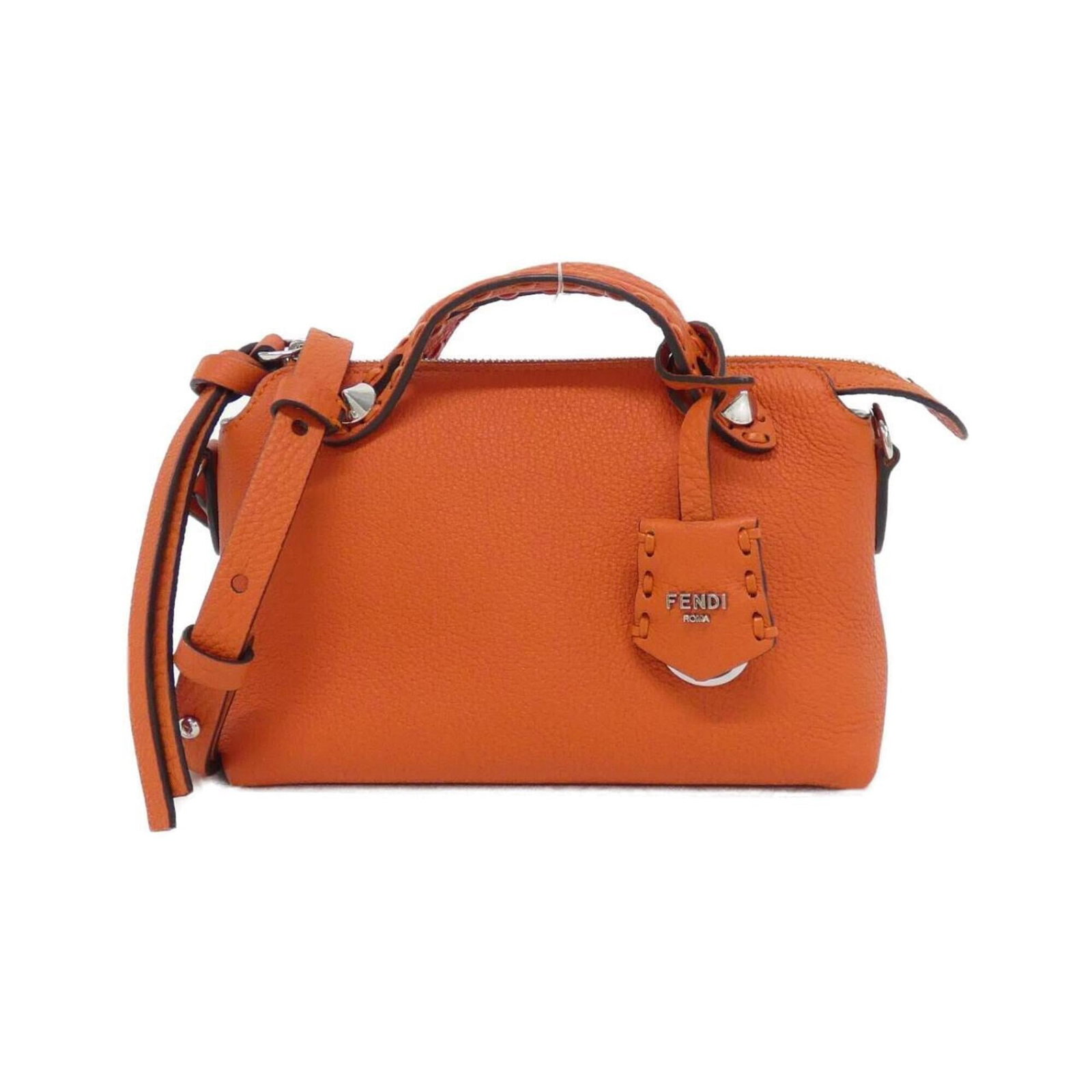 Fendi leather handbag: Fendi leather handbag A vibrant orange Fendi leather handbag in excellent condition, boasting high-quality calfskin material and a timeless design that exudes luxury. With its rich color and sleek sha
