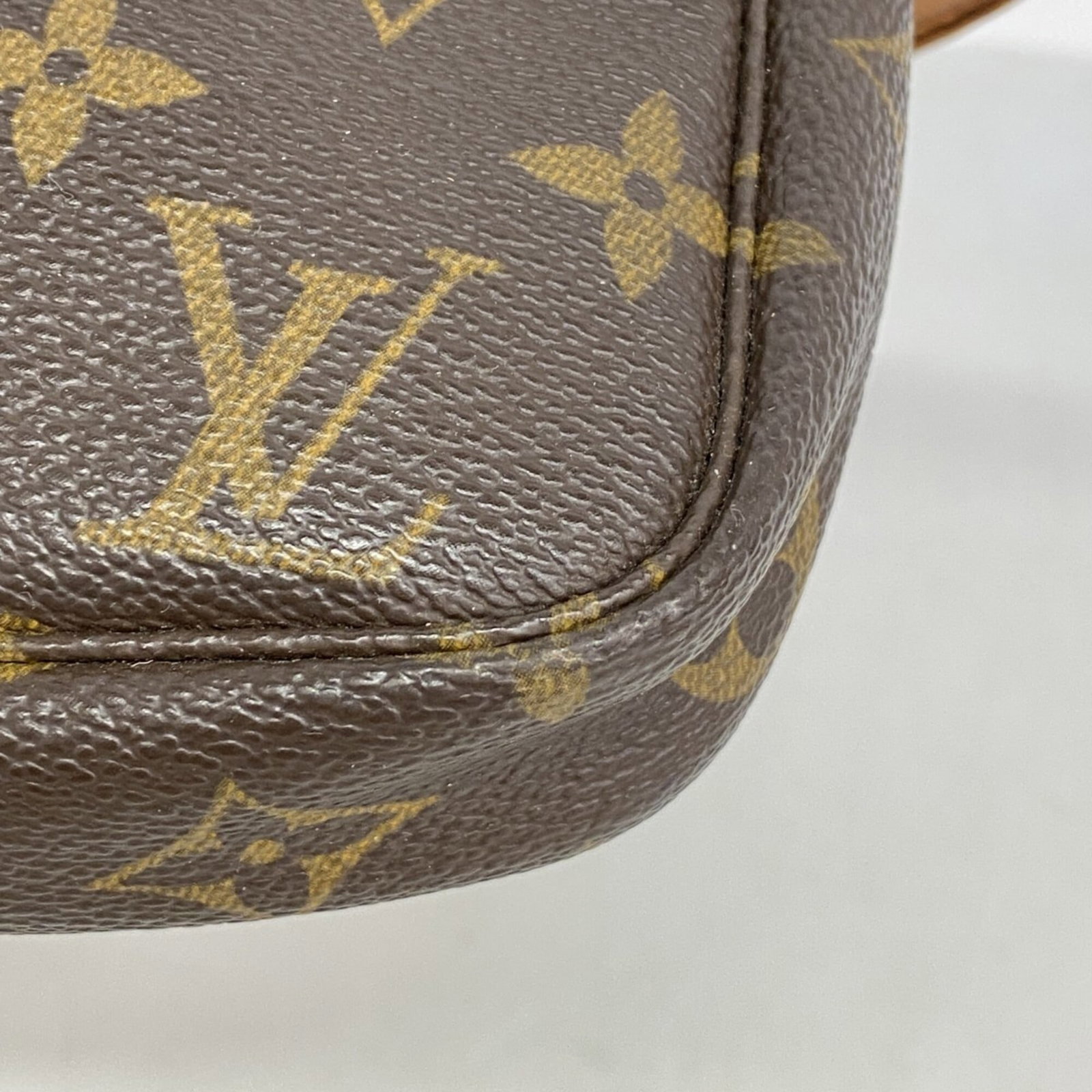Louis Vuitton pouch - 8