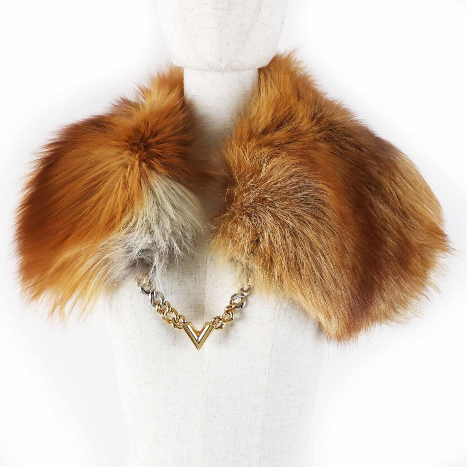 Louis Vuitton Tippet Silk, Fur: Louis Vuitton Tippet Silk, Fur Elevate your style with the timeless elegance of Louis Vuitton's Tippet Silk, Fur. This luxurious accessory boasts a rich brown hue and combines the softness of silk