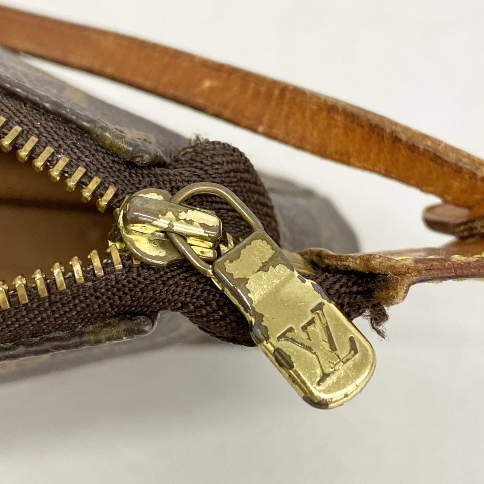 Louis Vuitton pouch - 8