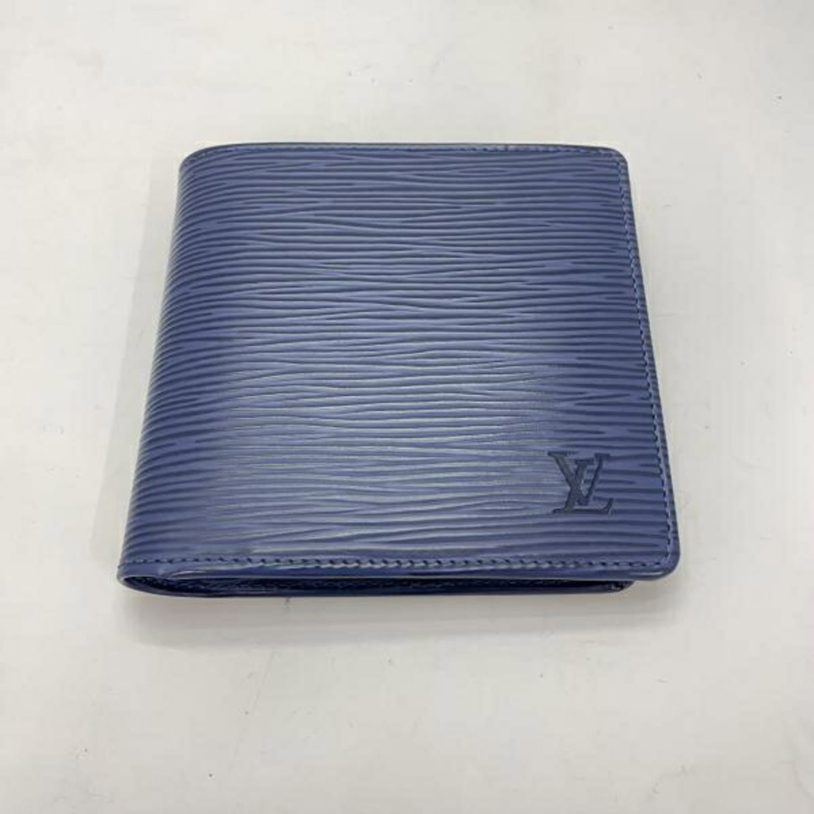 Louis Vuitton is a Bi Fold Wallet: Louis Vuitton is a Bi Fold Wallet A pre-owned Louis Vuitton bi-fold wallet in sleek blue, boasting the iconic LV monogram pattern. With its classic design and durable construction, this wallet has bee