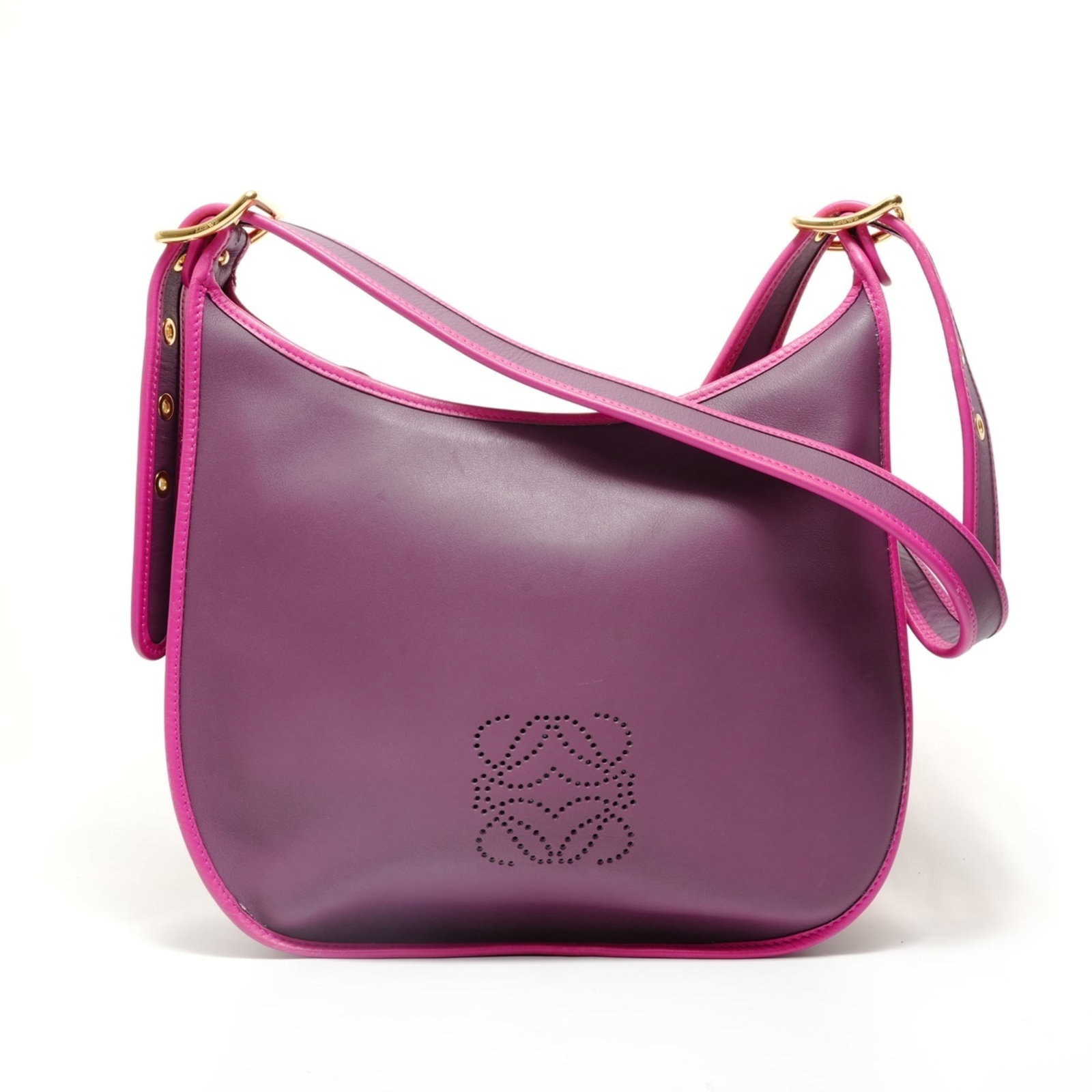 Loewe is a leather shoulder bag.: Loewe is a leather shoulder bag. A luxurious purple leather shoulder bag from the renowned Spanish brand Loewe, boasting classic design and premium quality. With its spacious interior and adjustable