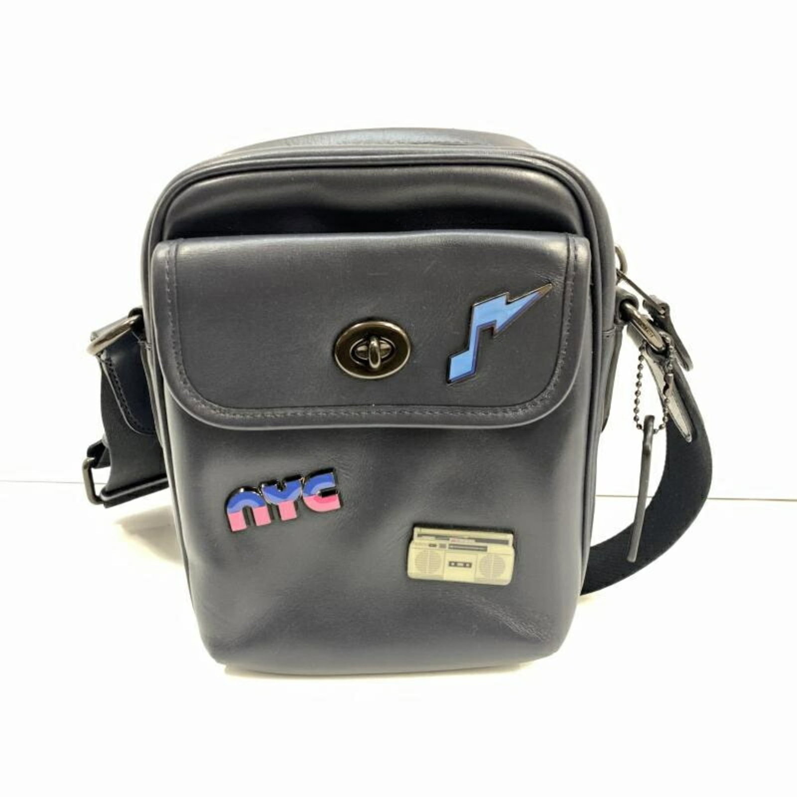 Leather Coach shoulder bag: Leather Coach shoulder bag A classic Coach leather shoulder bag, this navy piece boasts timeless style with its clean lines and sophisticated color palette. With its sturdy 20cm x 14cm x 6cm