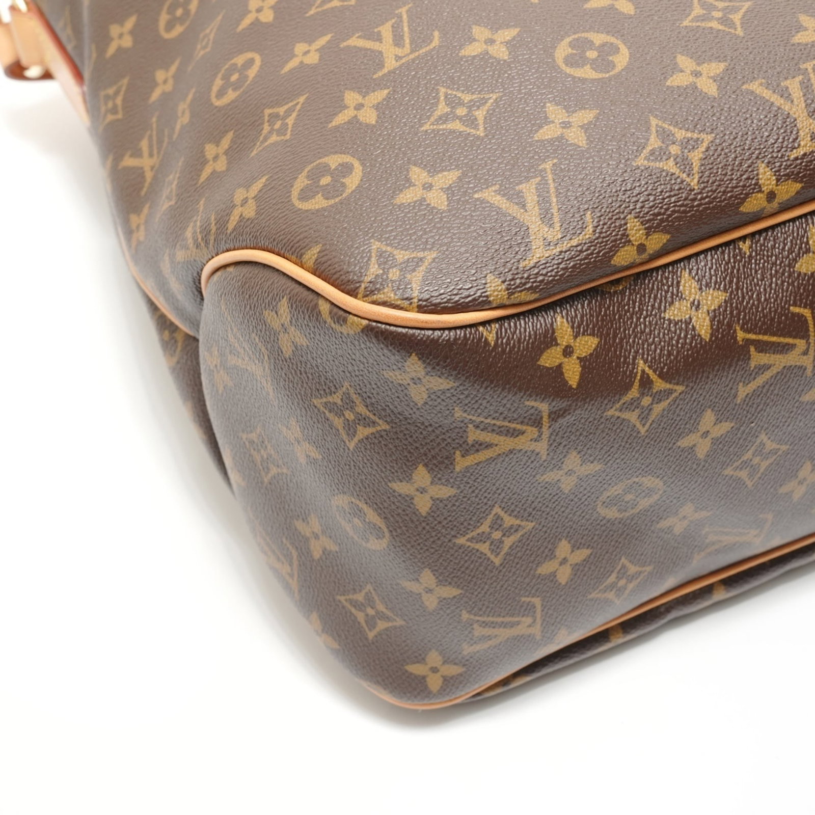 Louis Vuitton is a monogram bag. - 5