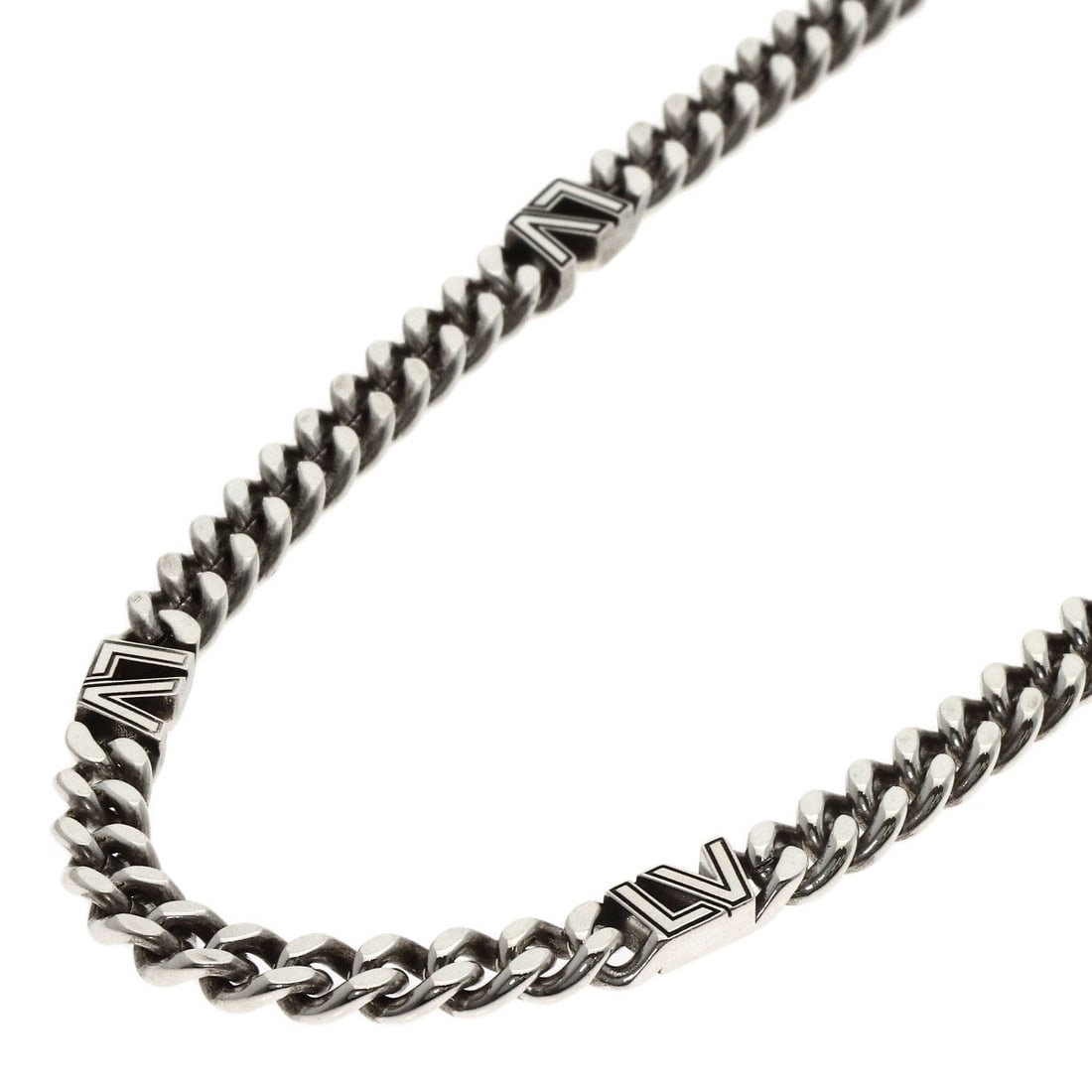 Louis Vuitton is a silver club chain necklace.: Louis Vuitton is a silver club chain necklace. Elevate your style with the iconic Louis Vuitton silver club chain necklace, boasting sleek lines and a sophisticated touch. Crafted from high-quality