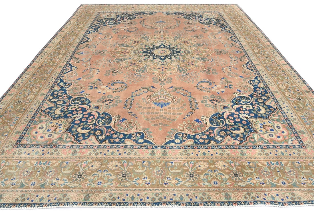 9'5X12'6 ft Stone-Washed Distressed Vintage Oriental Rug Antique Floral Carpet: 9'5X12'6 ft Stone-Washed Distressed Vintage Oriental Rug Antique Floral Carpet Experience the timeless charm of this stunning vintage oriental rug, hand-knotted from high-quality wool and boasting an