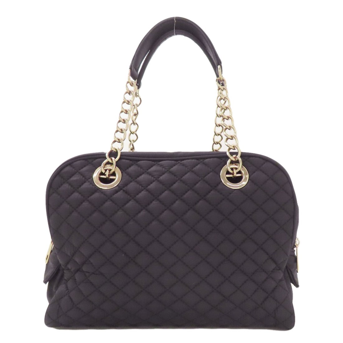 Quilted nylon tote bag by Dolce & Gabbana chain bag: Quilted nylon tote bag by Dolce & Gabbana chain bag Elevate your everyday style with the sleek and sophisticated Dolce & Gabbana quilted nylon tote bag, crafted from high-quality Italian materials