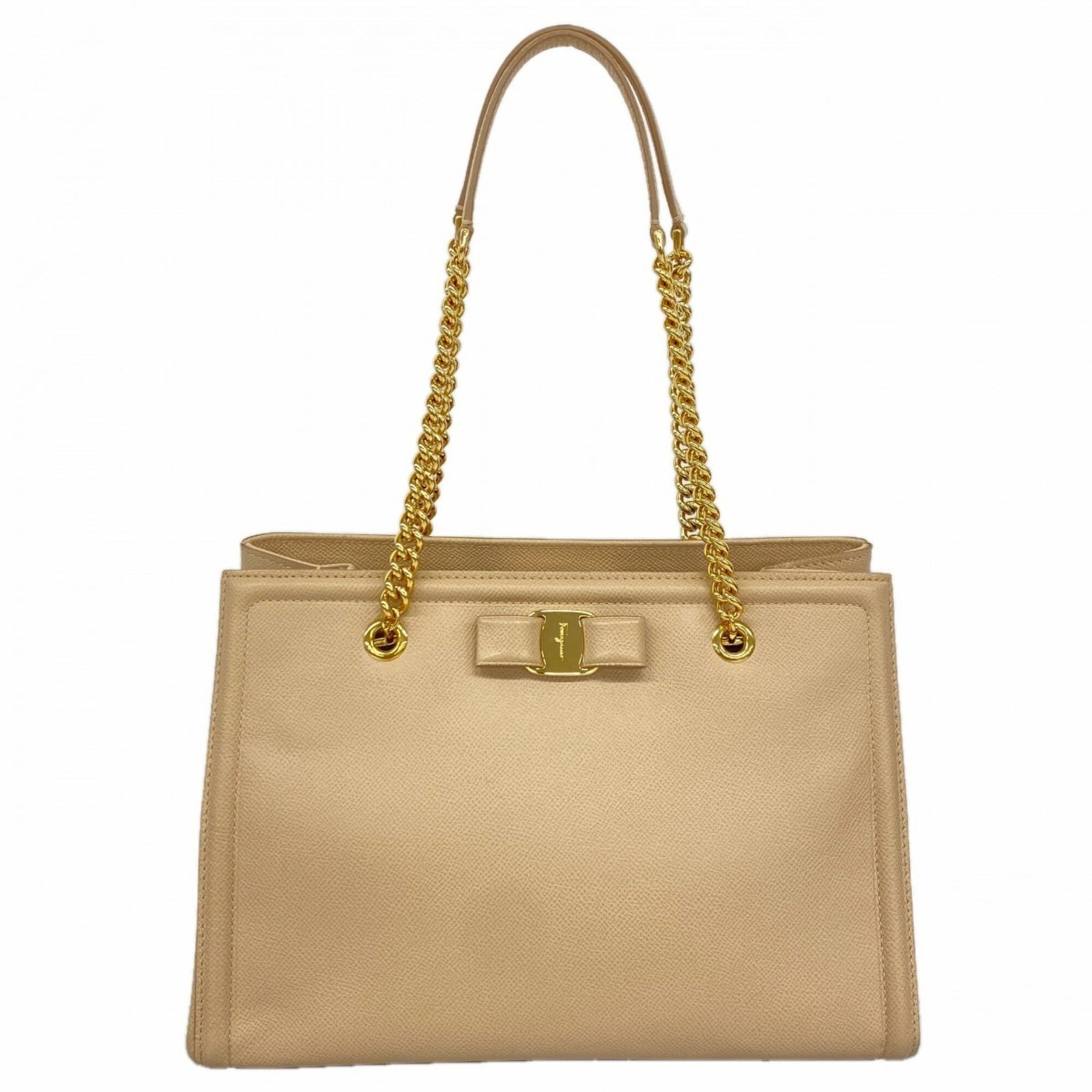 Ferragamo leather tote bag: Ferragamo leather tote bag Elevate your everyday style with this pre-loved Salvatore Ferragamo leather tote bag, boasting classic gold hardware and a timeless beige color that exudes sophistication.
