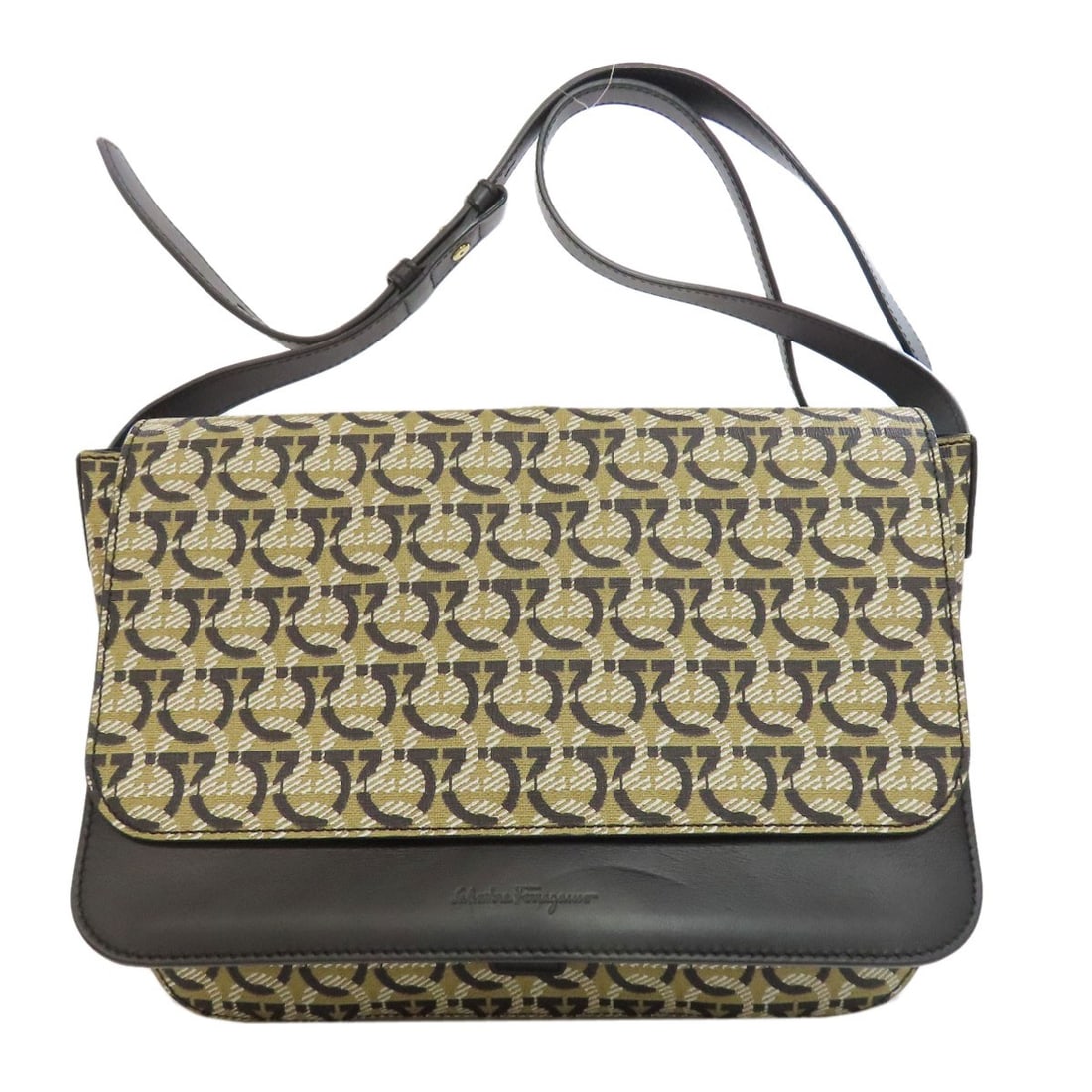 Salvatore Ferragamo Gancinipattern Shoulder Bag PVC: Salvatore Ferragamo Gancinipattern Shoulder Bag PVC Elevate your everyday style with the iconic Salvatore Ferragamo Gancinipattern Shoulder Bag, crafted from premium PVC and boasting a timeless beige