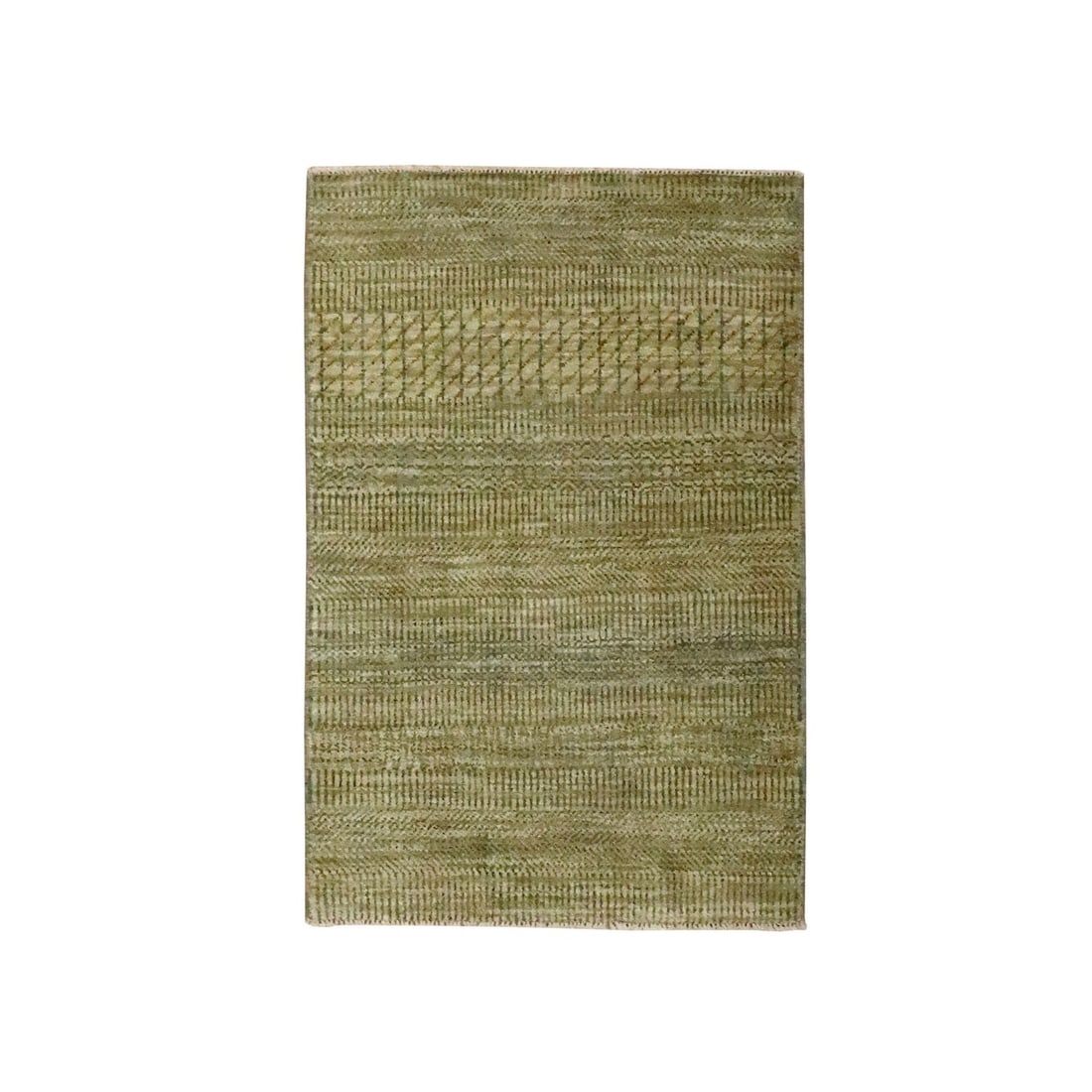 2'x3' Honey Brown Modern Grass Design Hand Knotted Wool and Silk Mat Rug: 2'x3' Honey Brown Modern Grass Design Hand Knotted Wool and Silk Mat Rug Experience the warmth and elegance of Indian craftsmanship with this stunning 2'x3' Honey Brown Modern Grass Design Hand