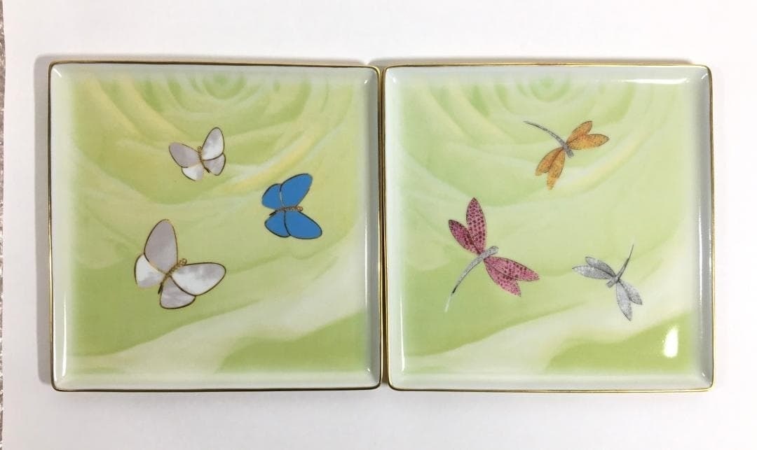 Van Cleef & Arpels Square Porcelain Plate Set Of 2 Year 2000 Vintage Rare: Van Cleef & Arpels Square Porcelain Plate Set Of 2 Year 2000 Vintage Rare Add a touch of elegance to your table setting with this stunning 2000 vintage Square Porcelain Plate Set from Limoges,