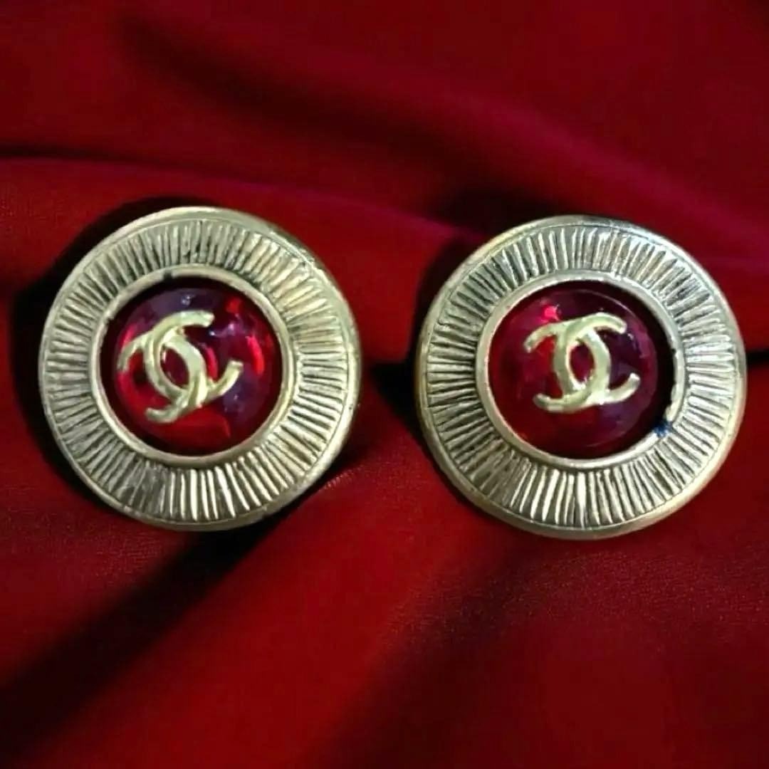 Vintage CHANEL Coco Mark CC Red Gripoix Clip-on Earring Gold tone (1 of 10)